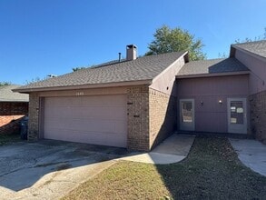 Building Photo - 2 bed 2 bath duplex refreshed with new flooring and bathroom countertops and paint, spacious and ...