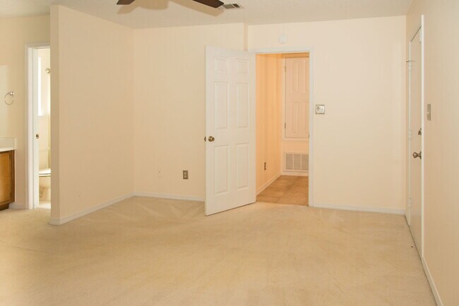 Building Photo - "Charming 3-Bedroom Retreat with 2 Full Baths in Mary Esther, FL!"