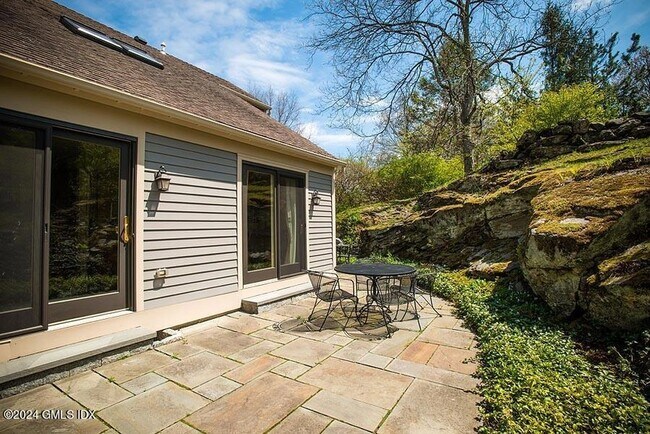 Building Photo - 208 W Lyon Farm Dr