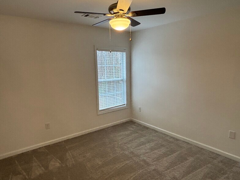 Building Photo - 27 Farm Brook Way