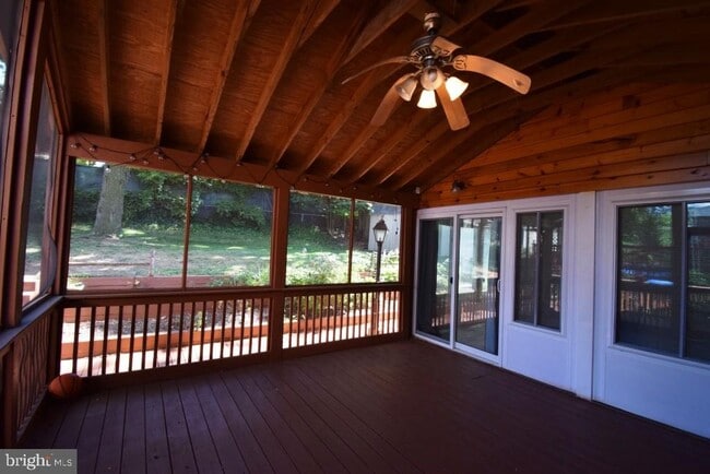 Building Photo - 1507 Oakview Dr