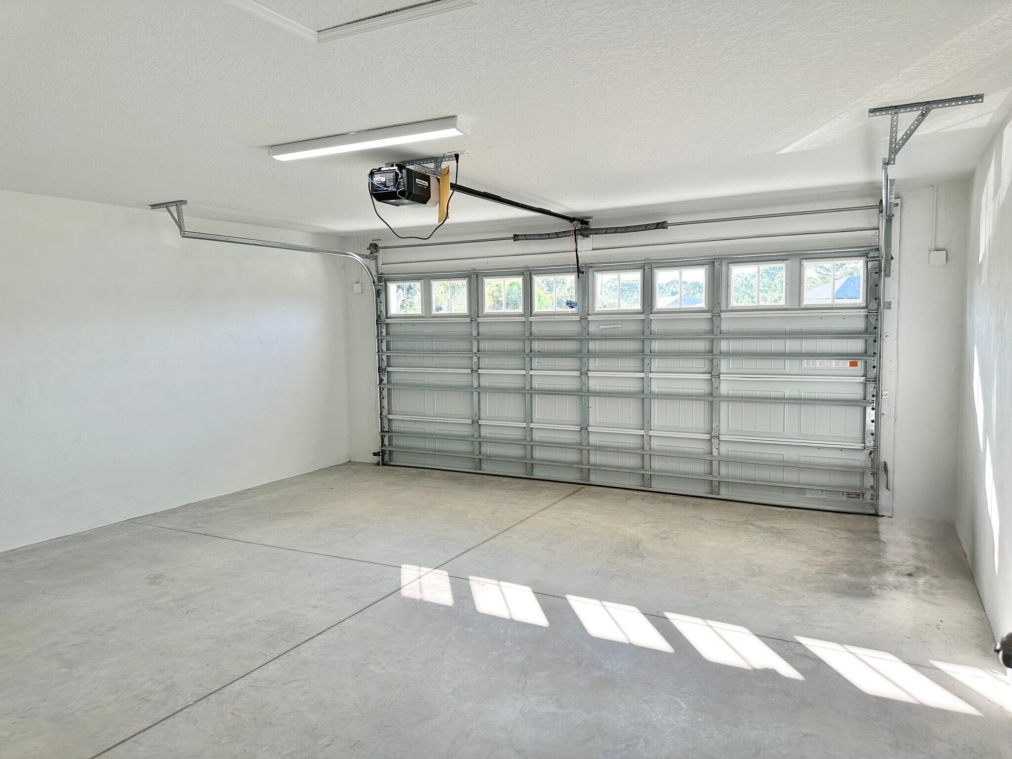 Building Photo - 605 Abarth