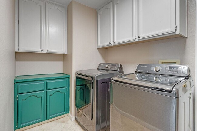 Building Photo - 3 Bedroom Folsom Home with Updated Kitchen, Pool and 3-Car Garage!