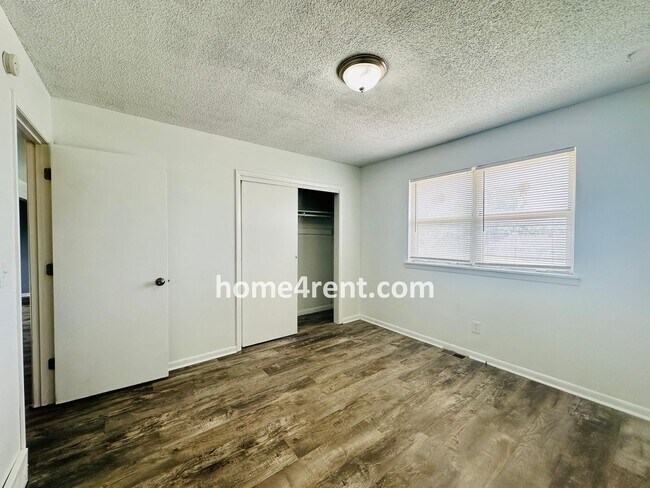 Building Photo - Raised Ranch Style Home in KCK w/ a Finished Basement and Conveniently Located Near I-635!