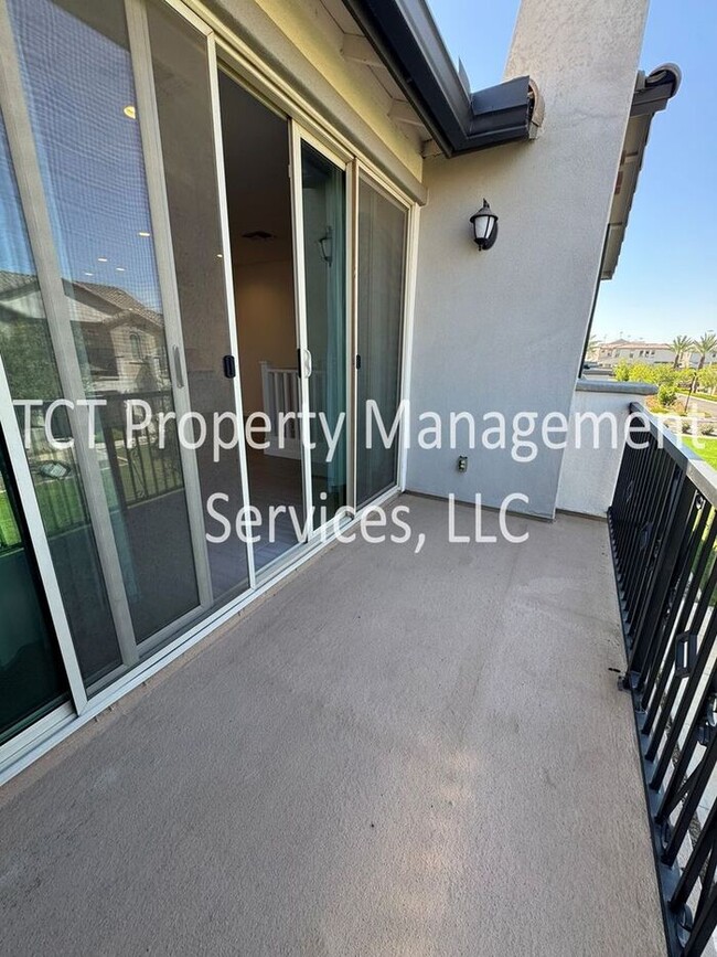 Building Photo - Beautiful 3 Bedroom Townhome in Eastmark Community!