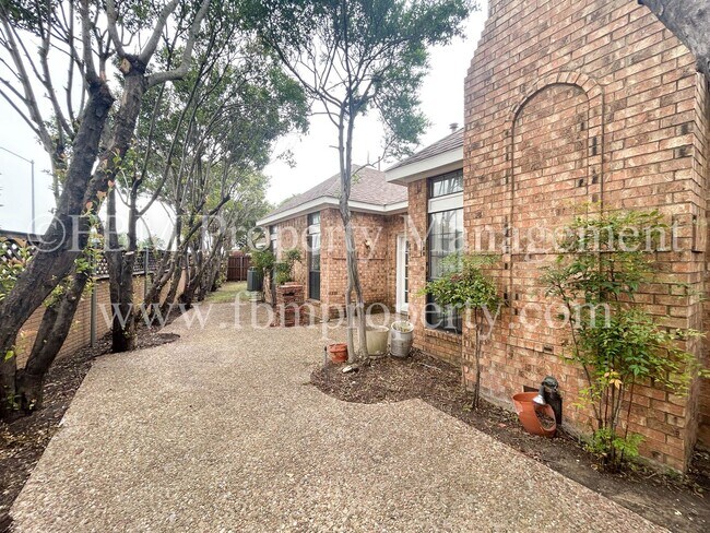 Building Photo - 806 Cresside Ln