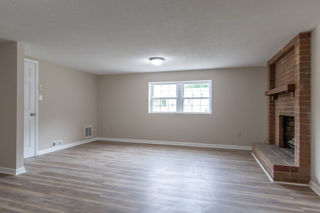 Building Photo - ONE YEAR LEASE WITH POSSIBLE LEASE PURCHAS...