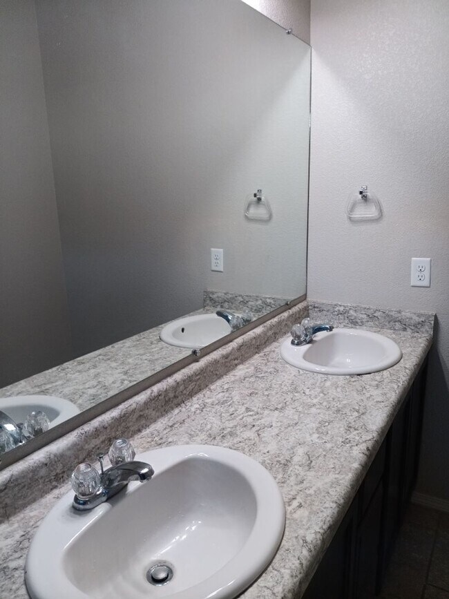 Building Photo - Spacious 4-bedroom, 2-bathroom home! Showi...