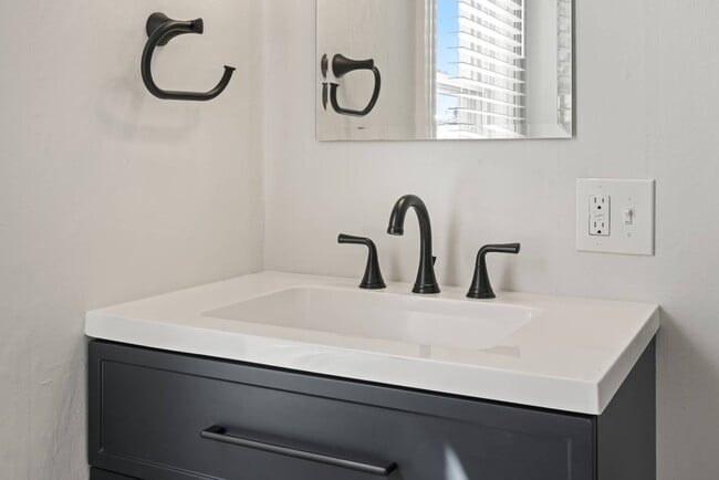 Building Photo - 35 Saratoga Ave