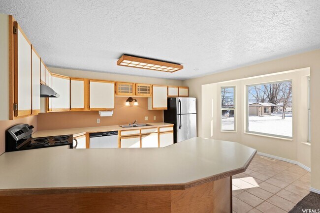 Building Photo - Beautiful home in Eden with amazing views from covered deck and 4 car garage