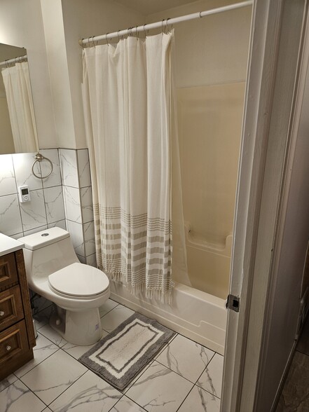 Building Photo - 164 Mill St