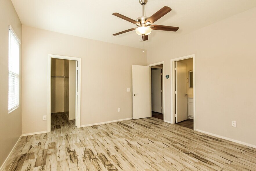 Building Photo - 7253 W Gardenia Ave