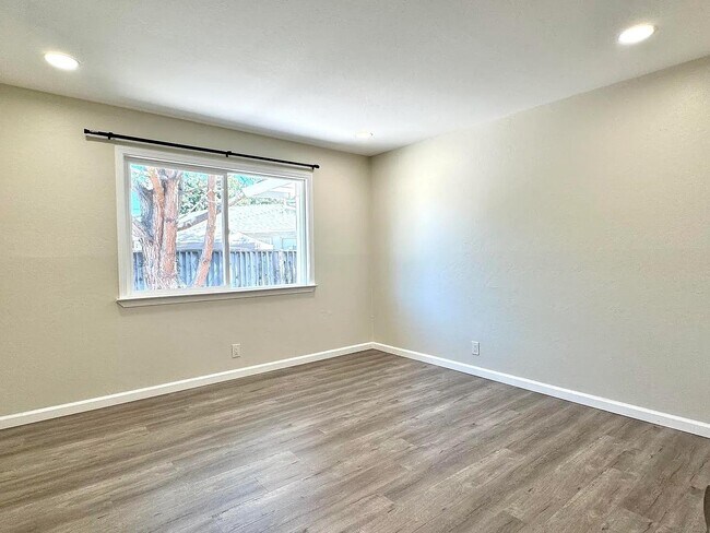 Building Photo - 908 Live Oak Dr