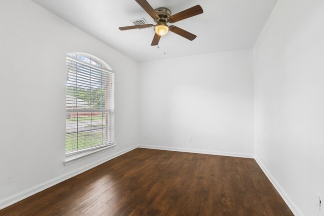 Building Photo - 210 Laceleaf Ln