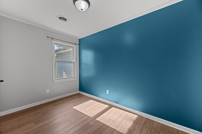 Building Photo - 105 3rd St