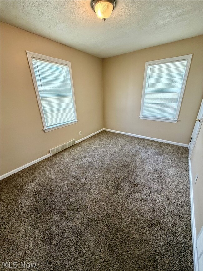 Building Photo - 26 Meadowbrook Ave