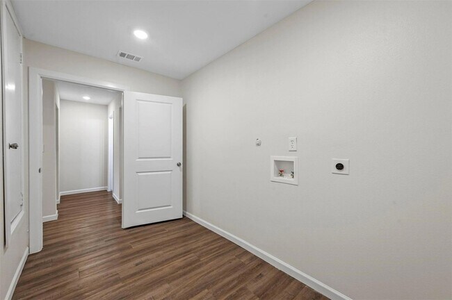 Building Photo - 410 Rustic Cir