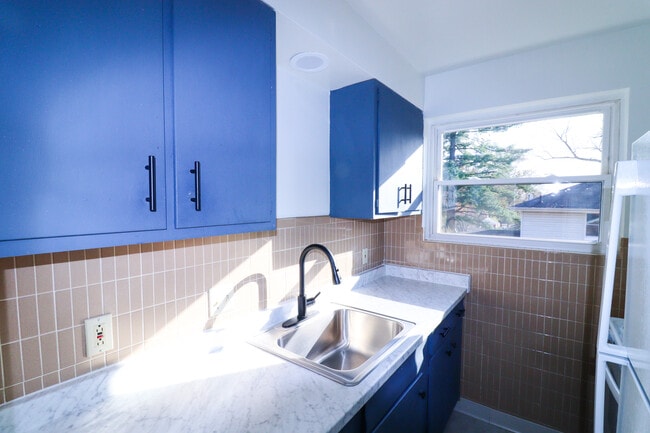 Building Photo - 1954 Rockland Ave