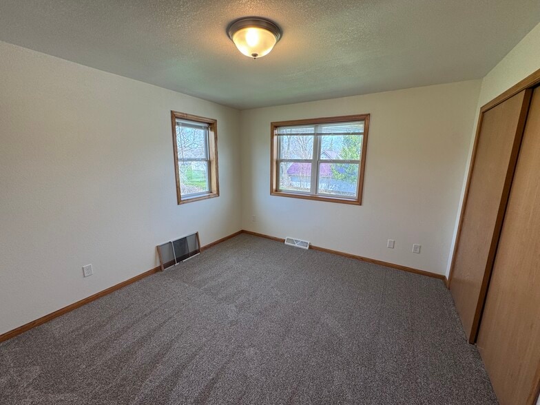 Building Photo - 627 E Pine St