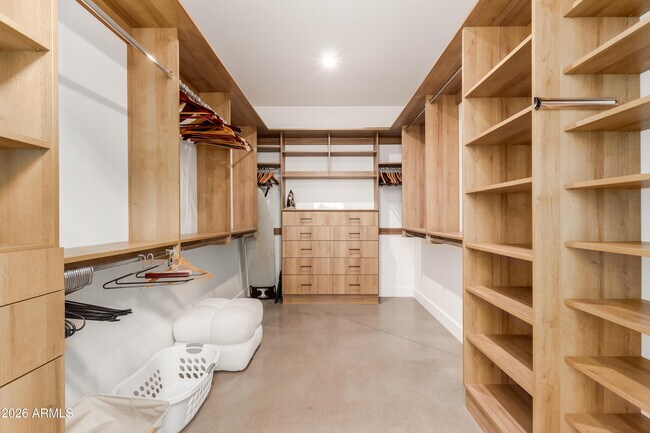 Building Photo - 4905 E White Gates Dr