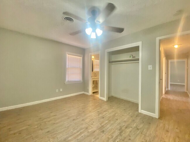 Building Photo - NOW AVAILABLE - Great 3 bedroom 2 bath nea...