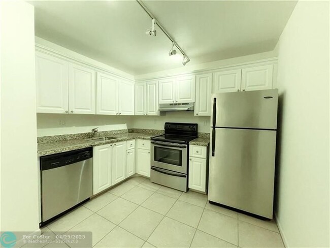 Building Photo - 711 N Pine Island Rd