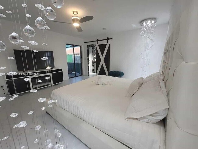 Building Photo - 270 SE 7th St