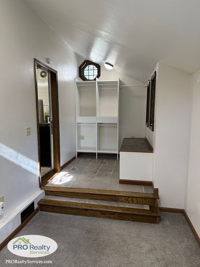 Building Photo - 2 Bedroom House In St. Paul