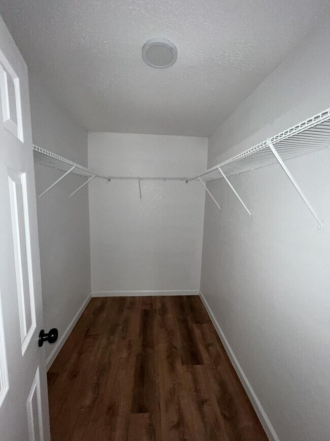 Building Photo - 120 Plumthicket Way