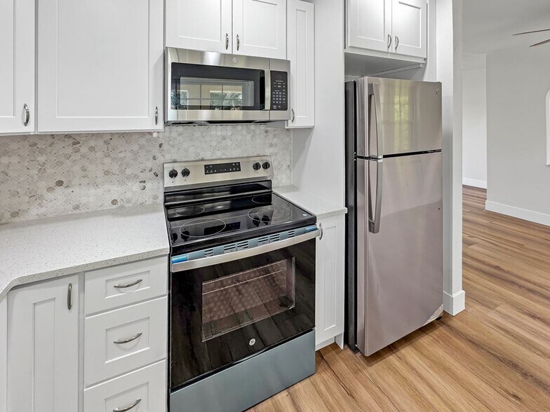 Building Photo - 8300 Bardmoor Blvd