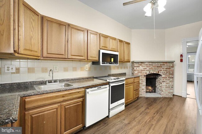 Building Photo - 616 11th St NE