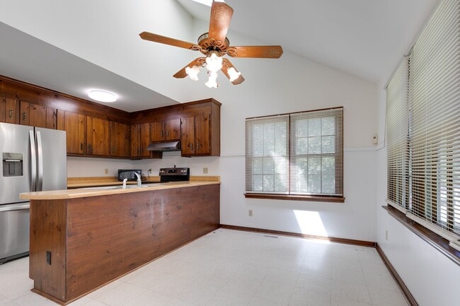 Building Photo - Charming 3 bedroom House with a Huge Yard ...