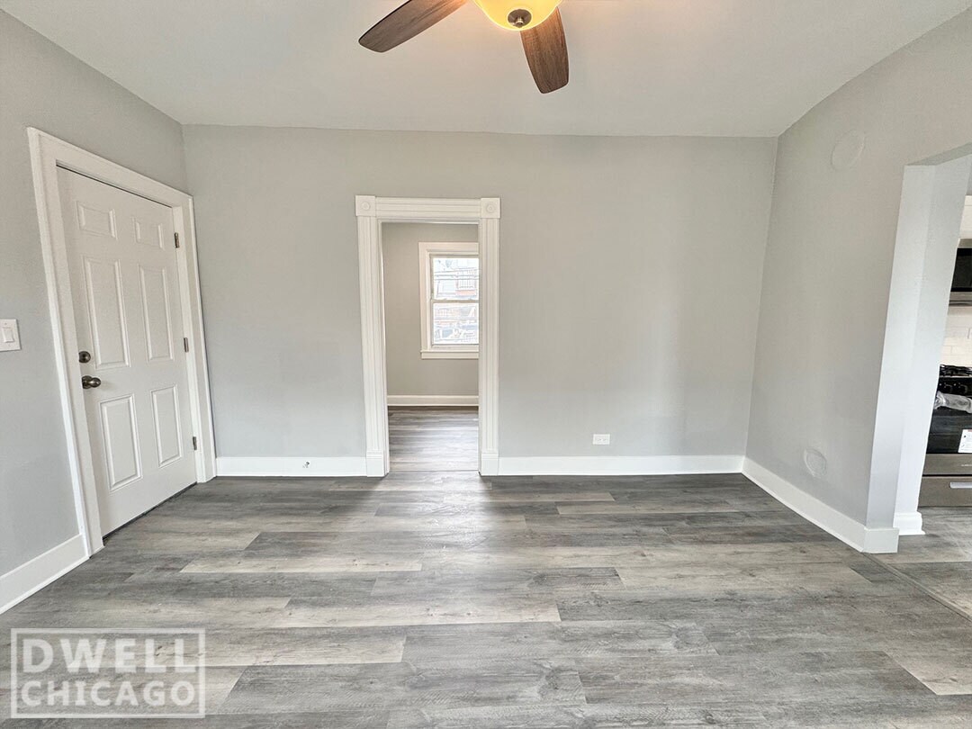 Building Photo - 1546 W Walton St