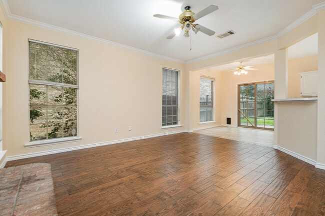 Building Photo - 704 White Oak St