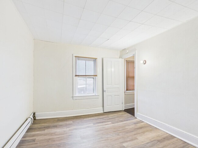 Building Photo - 735 N George St