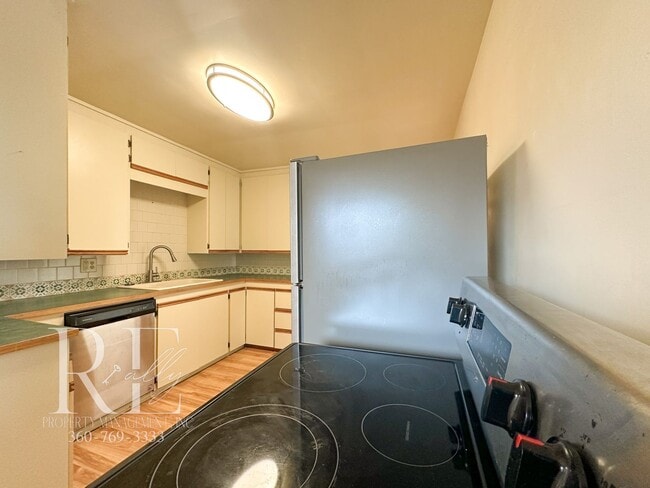 Building Photo - Enjoy Breathtaking Sunsets in the Heart of...