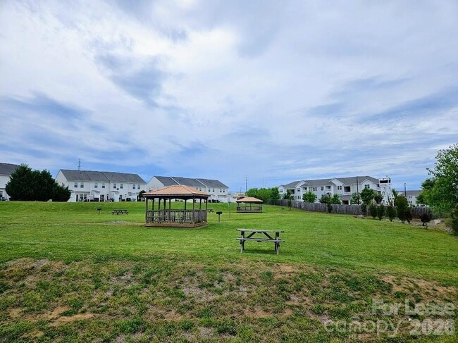 Building Photo - 352 Halton Crossing Dr SW