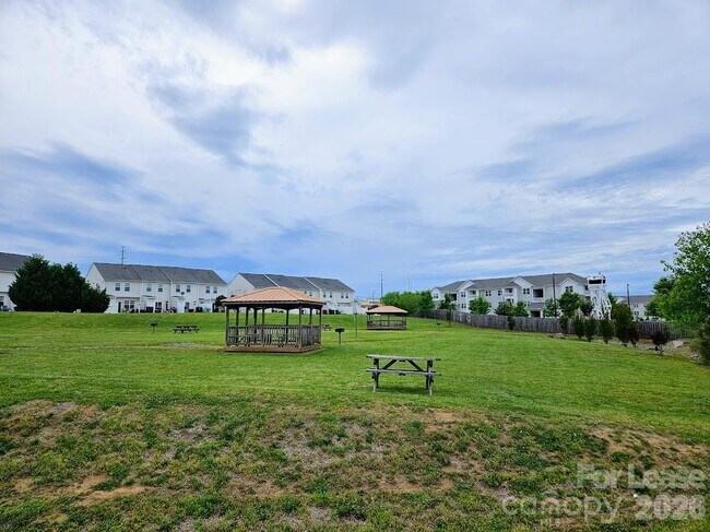 Building Photo - 362 Halton Crossing Dr SW