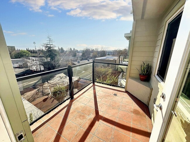Building Photo - One Month Free - Spacious 2-Bed, 2-Bath Apartment in San Leandro