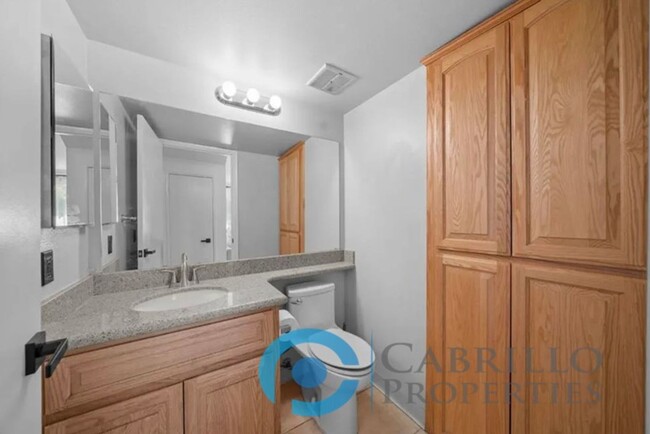 Building Photo - Stylish and Spacious Townhome for Rent in ...