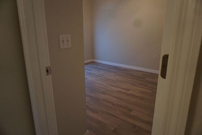 Building Photo - 3 Bedroom Home with Garage