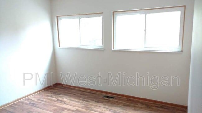 Building Photo - 6433 Wainscot Dr SE