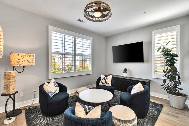 Building Photo - Light and bright 4 bedroom 3 bath beauty i...