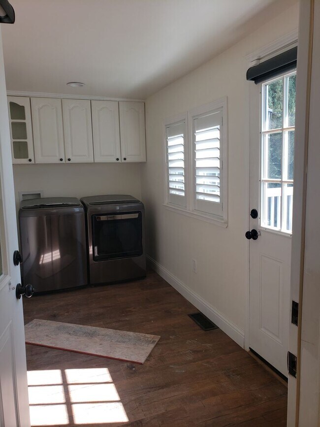 Building Photo - Historic Folsom 3 Bdrm, 2 Bath - Remodeled!