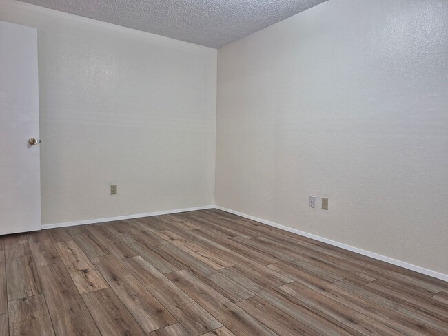 Building Photo - Upgraded 2 Bedroom Duplex Walking Distance...