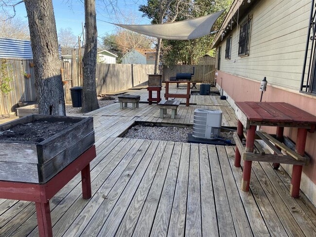 Building Photo - 5006 Sara Dr