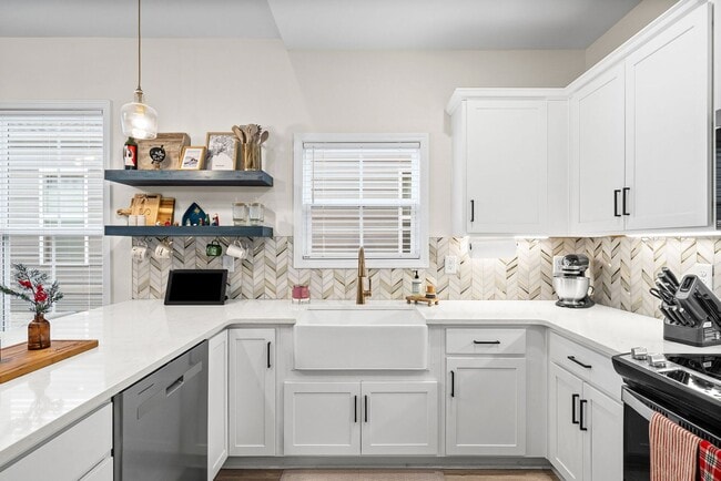 Building Photo - Gorgeous 3 Bedroom Pet Friendly Home For Rent in Pleasant View