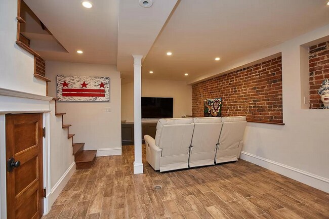 Building Photo - 3 level townhouse w 2br 2.5ba, parking spo...