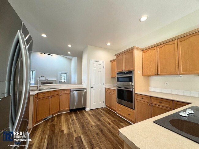 Building Photo - Beautiful 2-Bedroom Townhome with Vaulted Ceilings & 2-Car Garage!!