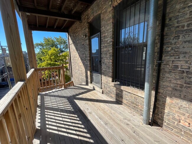 Building Photo - 3765 N Kenmore Ave